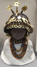 rekonstruierter Kopfschmuck der Königin Puabi